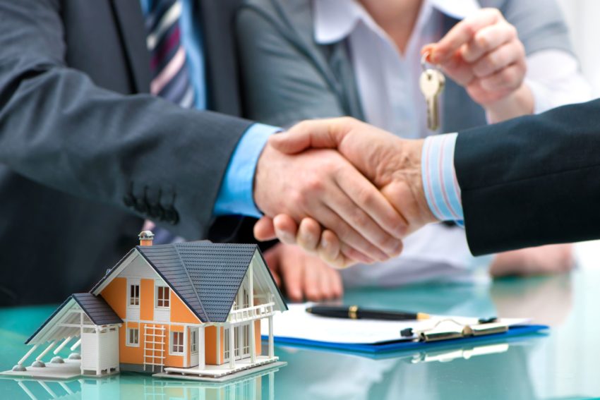 WHAT IS A MORTGAGE BROKER, AND SHOULD YOU USE ONE?
